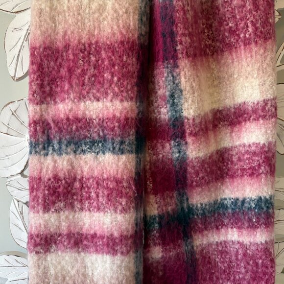 Celtic Ore Designed in Ireland Scarf - Picture 3 of 6